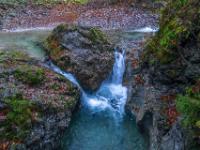 Ein Felsblock teilt den Weißbach in zwei Kaskaden